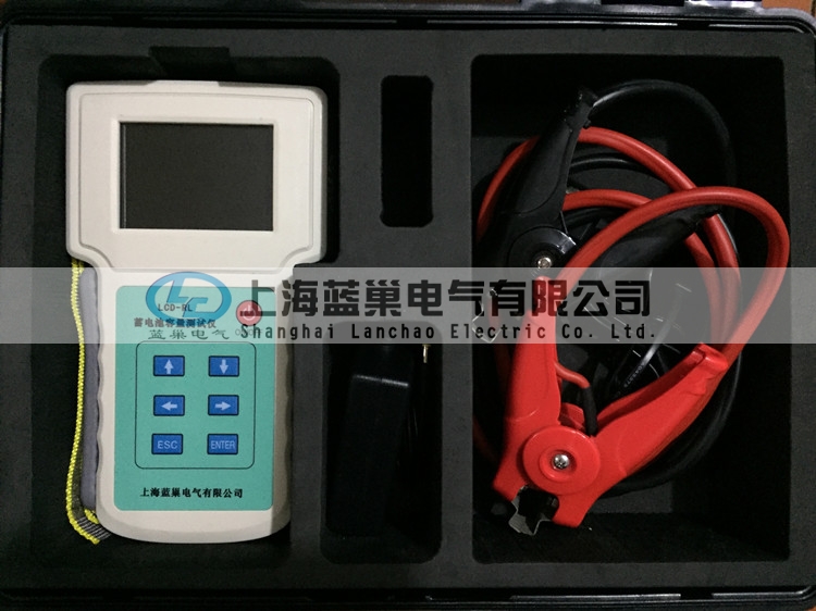 LCD-RL蓄電池容量測試儀，是快速準(zhǔn)確測量蓄電池健康狀態(tài)、荷電狀態(tài)以及連接電阻等參數(shù)的數(shù)字存儲式儀器。本儀表通過在線測試，能顯示并記錄單節(jié)及整組電池的電壓、內(nèi)阻、容量、溫度等重要參數(shù)，可自動判別精確有效地挑出落后電池。
