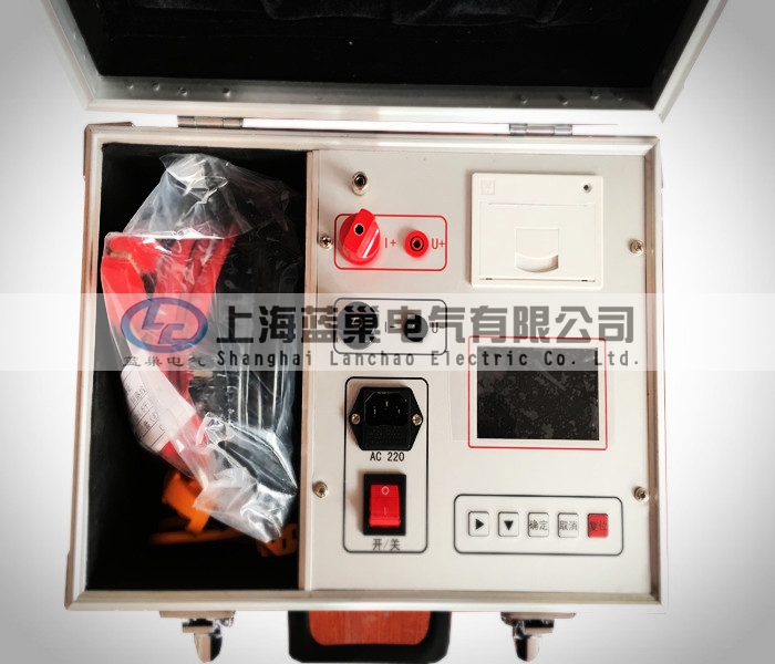 LCHL-100A回路電阻測試儀采用32位ARM內(nèi)核作為處理的核心，對整機進行控制，自動完成自校、穩(wěn)流判斷、數(shù)據(jù)處理、阻值顯示等功能，可測量各種高壓開關及電器的接觸電阻、回路電阻和變電站母線電阻，電力線接點電阻，焊縫接觸電阻。該儀器體積小、重量輕，極大的方便了工作人員的使用。