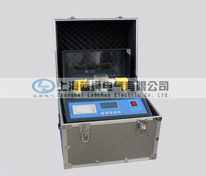 LCY-806絕緣油電壓擊穿試驗(yàn)儀采用微處理器，自動(dòng)完成升壓、保持、攪拌、靜放、計(jì)算、打印等操作，可在0～80KV范圍內(nèi)進(jìn)行油循環(huán)耐壓試驗(yàn)。