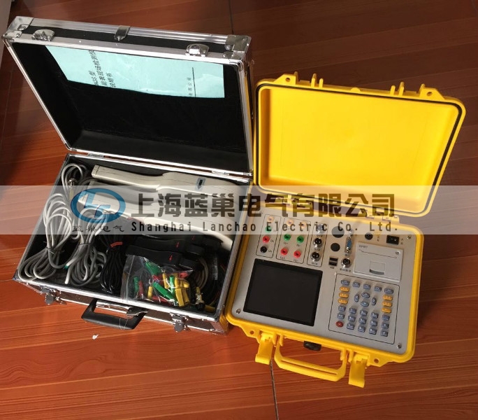 三相電能表現(xiàn)場(chǎng)校驗(yàn)儀采用大屏幕彩色液晶作為顯示器，全中文圖形化操作界面并配有漢字提示信息、多參量顯示的液晶顯示界面，人機(jī)對(duì)話界面友好，向量圖顯示及接線判斷為檢查電路的正確性提供了可靠的依據(jù)。